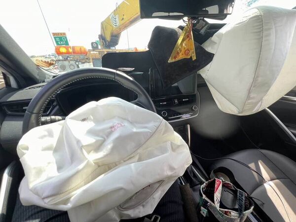 ▲國道飛來傳動軸猛砸休旅車。（圖／民眾提供）