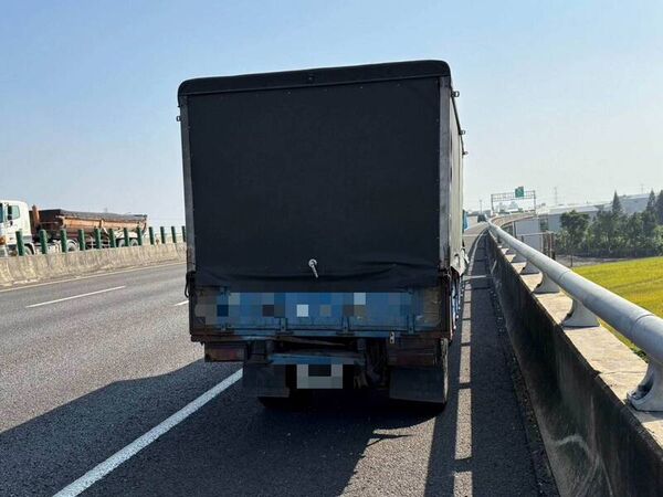 ▲國道飛來傳動軸猛砸休旅車。（圖／民眾提供）
