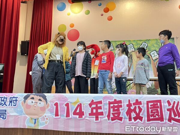 ▲台南市勞工局帶領劇團前進西港國小演出《快樂森林工坊》，400多位師生笑聲不斷。（記者林東良翻攝，下同）
