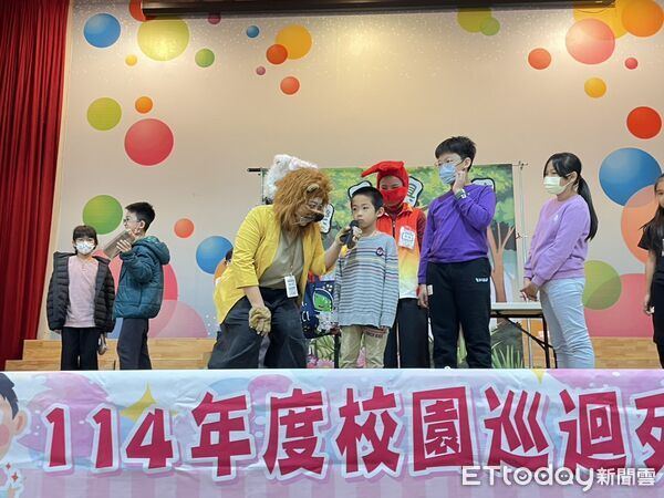 ▲台南市勞工局帶領劇團前進西港國小演出《快樂森林工坊》，400多位師生笑聲不斷。（記者林東良翻攝，下同）