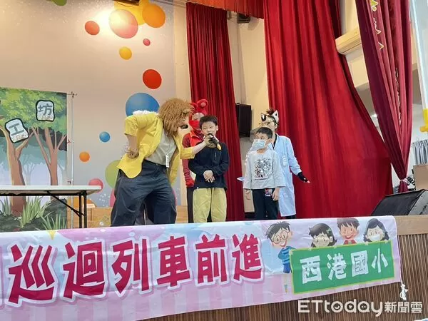 ▲台南市勞工局帶領劇團前進西港國小演出《快樂森林工坊》，400多位師生笑聲不斷。（記者林東良翻攝，下同）