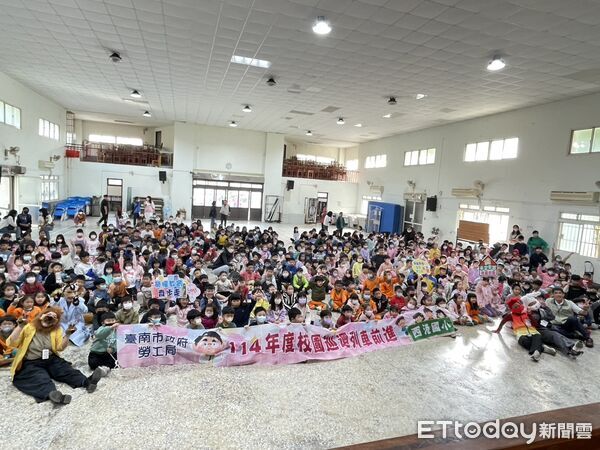 ▲台南市勞工局帶領劇團前進西港國小演出《快樂森林工坊》，400多位師生笑聲不斷。（記者林東良翻攝，下同）