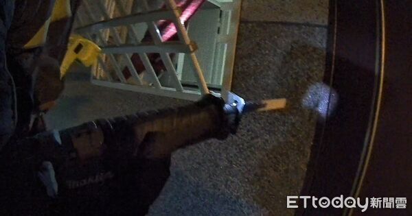 ▲男子情緒失控反鎖屋內持刀自戕，胸口還插著刀胸前血跡斑斑。（圖／花蓮消防局提供，下同）