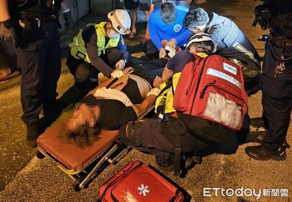 ▲男子情緒失控反鎖屋內持刀自戕，胸口還插著刀胸前血跡斑斑。（圖／花蓮消防局提供，下同）