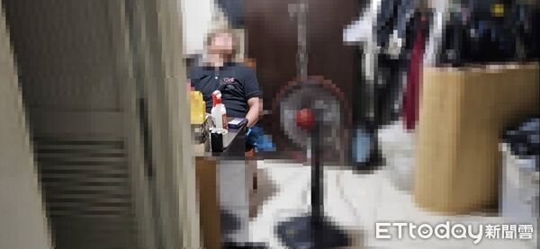 ▲男子情緒失控反鎖屋內持刀自戕，胸口還插著刀胸前血跡斑斑。（圖／花蓮消防局提供，下同）