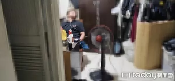 ▲男子情緒失控反鎖屋內持刀自戕，胸口還插著刀胸前血跡斑斑。（圖／花蓮消防局提供，下同）