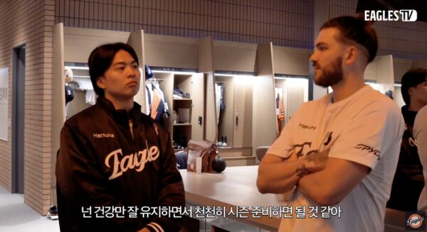 ▲韓華鷹王彥程與總教練金卿文相見歡、與前隊友龐塞（Cody Ponce）。（圖／截自Eagles TV）