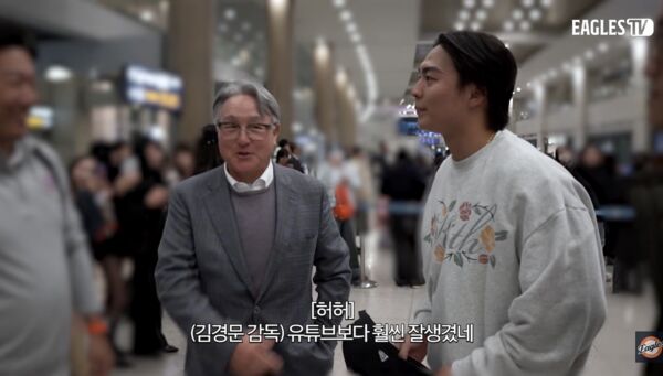 ▲韓華鷹王彥程與總教練金卿文相見歡、與前隊友龐塞（Cody Ponce）。（圖／截自Eagles TV）