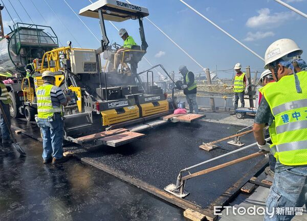 ▲▼淡江大橋工程11月啟動GUSS瀝青鋪面作業。（圖／公路局提供）