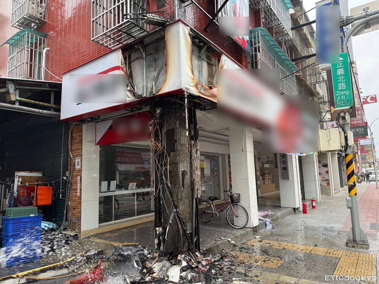 快訊／三重變電箱電線走火！招牌「燒破大洞」　現場畫面曝