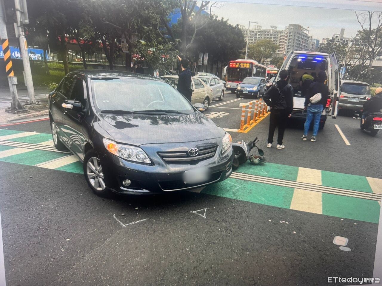 快訊/酒駕三寶外線大迴轉!騎士剎不住撞上…無呼吸送醫搶救