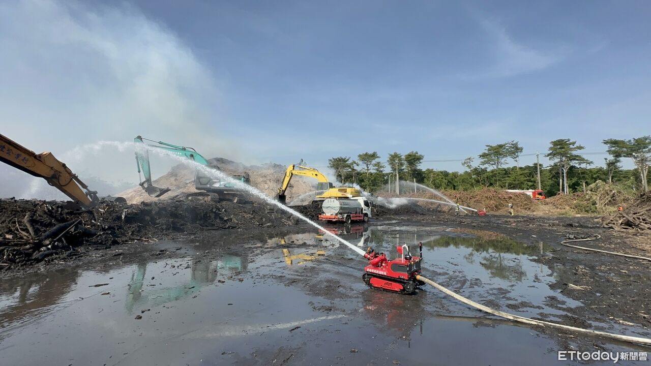 科技上場！消防機器人攻入後壁廢棄物火場　助前線降溫探熱點