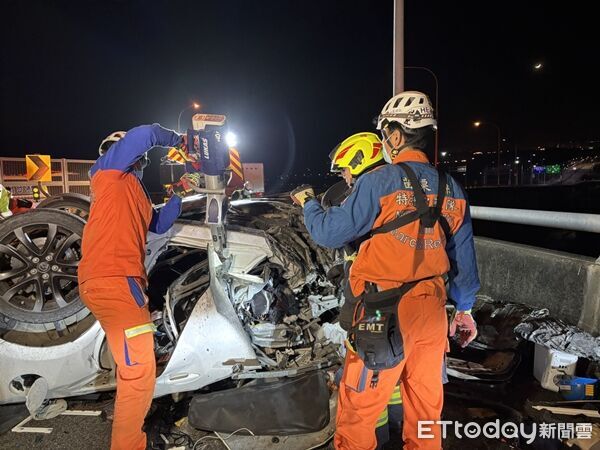 快訊／苗栗晚間嚴重車禍！轎車「翻覆撞爛」　傷患送醫搶救