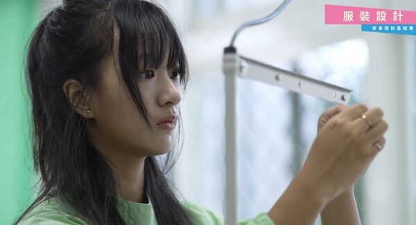 全國家事類技藝競賽　中壢家商學生駱沛妤奪服裝設計金手獎