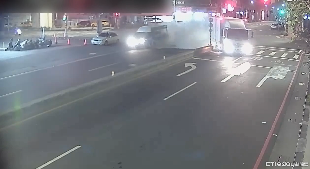 高雄鳳山大貨車疑闖紅燈！小貨車攔腰撞上　現場冒大量煙塵