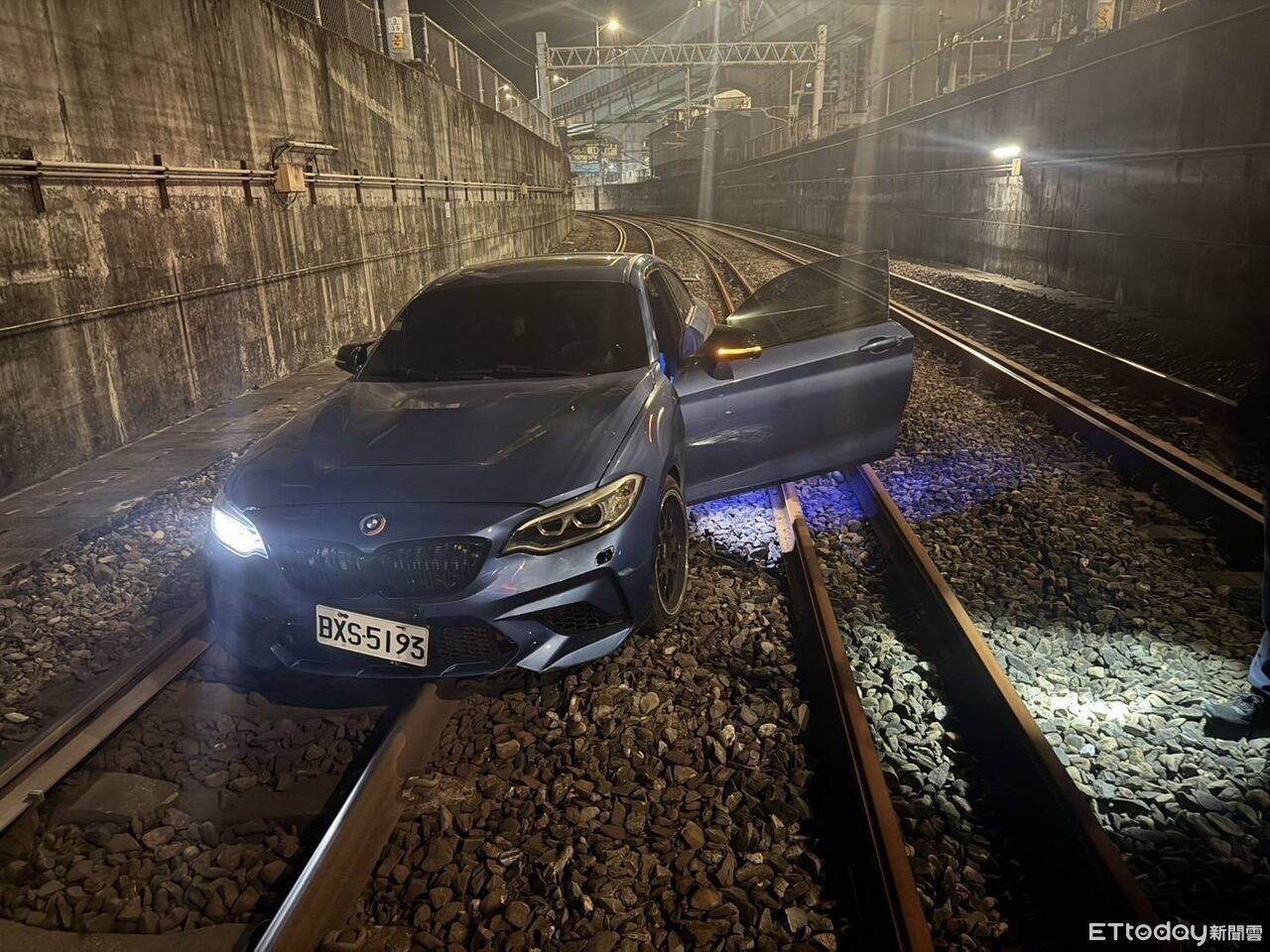 毒品通緝犯駕車闖鐵軌撞壞設備 台鐵要求償