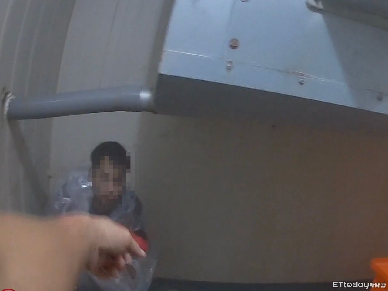 高雄失聯移工躲冷凍庫半小時...凍成冰棒險死 被逮畫面曝光