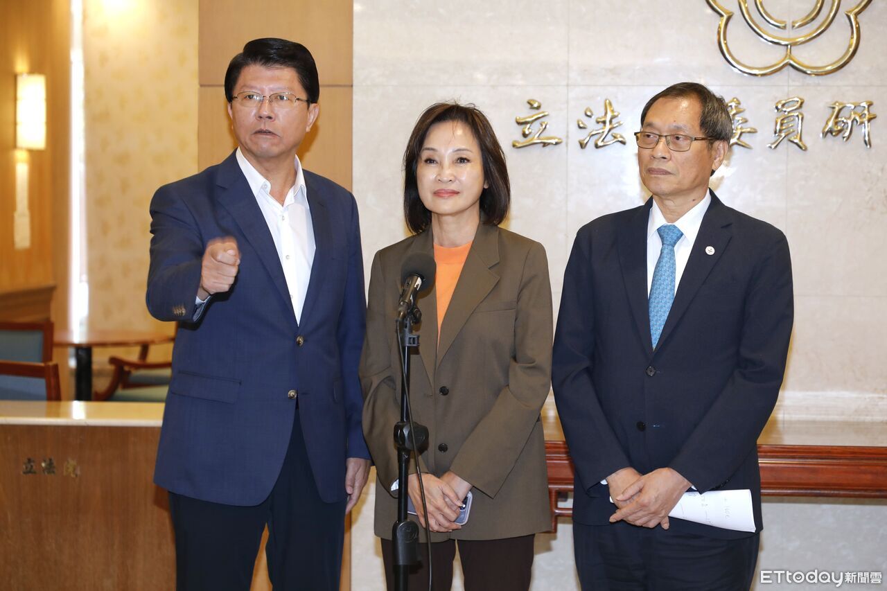 為財劃法隔門開戰！綠委開記者會　謝龍介、柯志恩場外嗆聲反擊