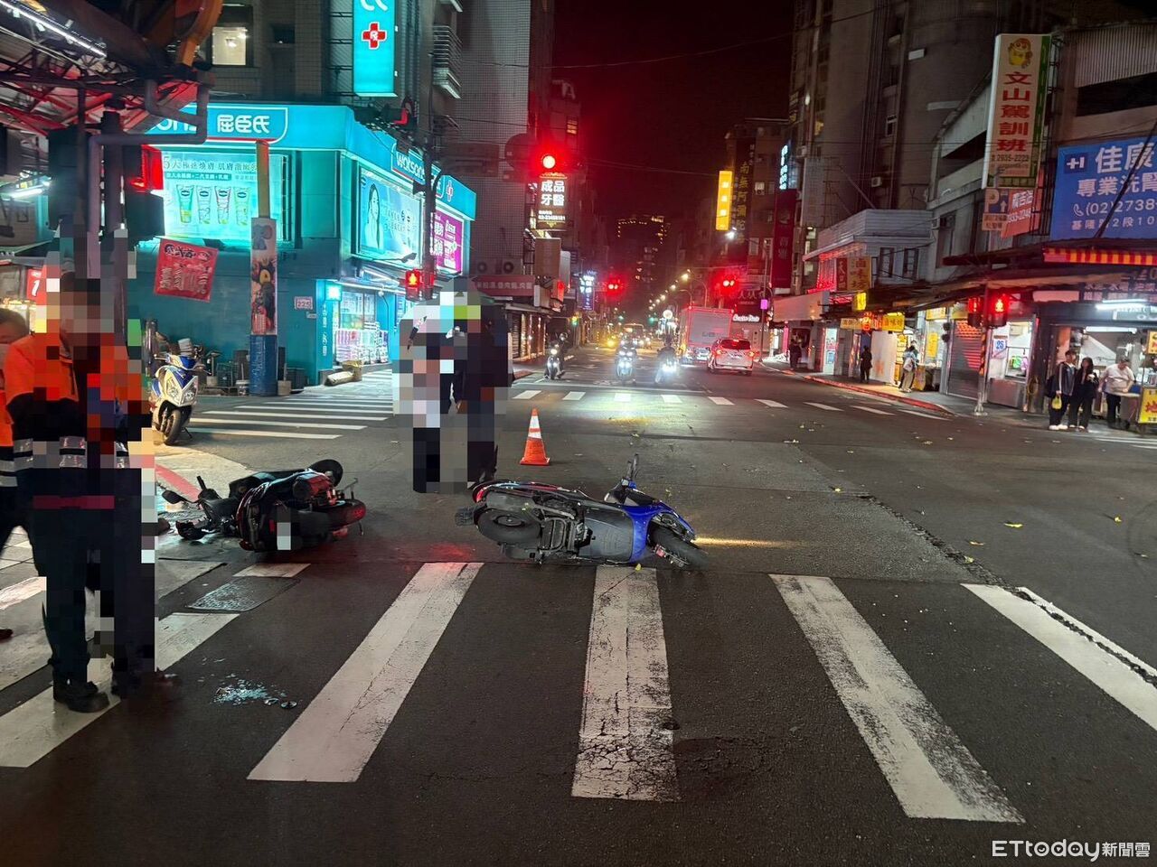 北市東區騎士路口搶左轉　與對向直行機車相撞！2人慘摔送醫