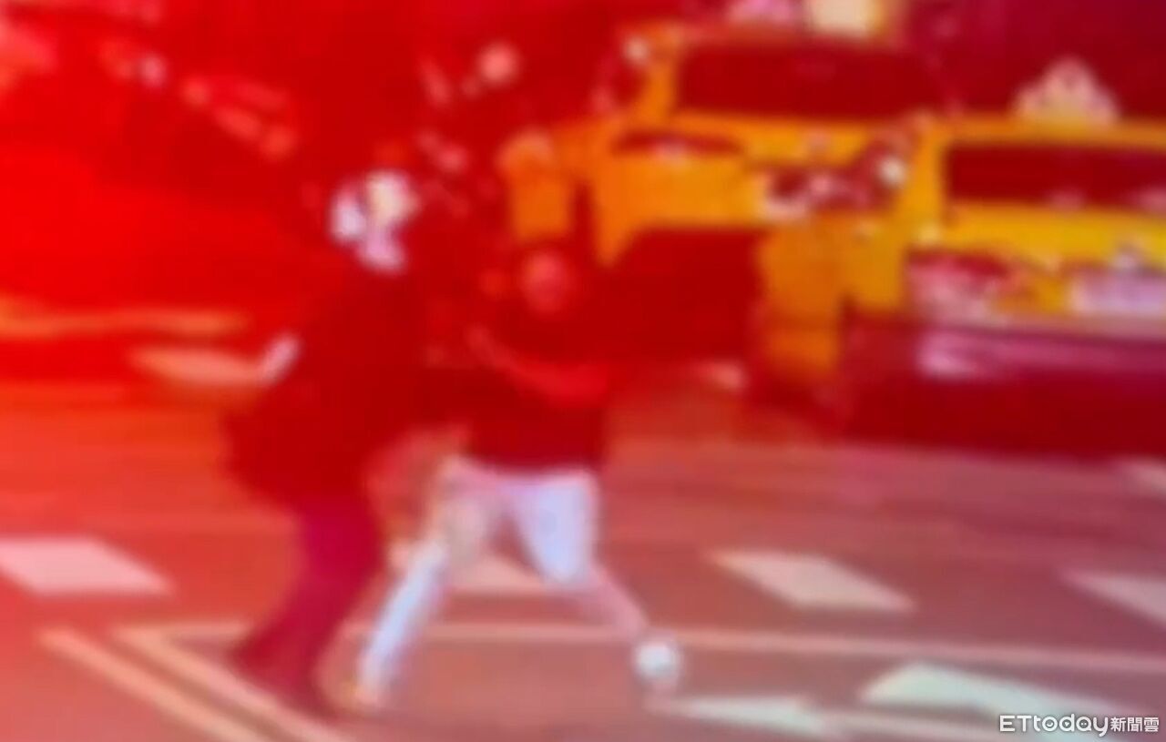 判刑11年沒到案　通緝犯上酒店嗨完被盤查...推警落跑畫面曝