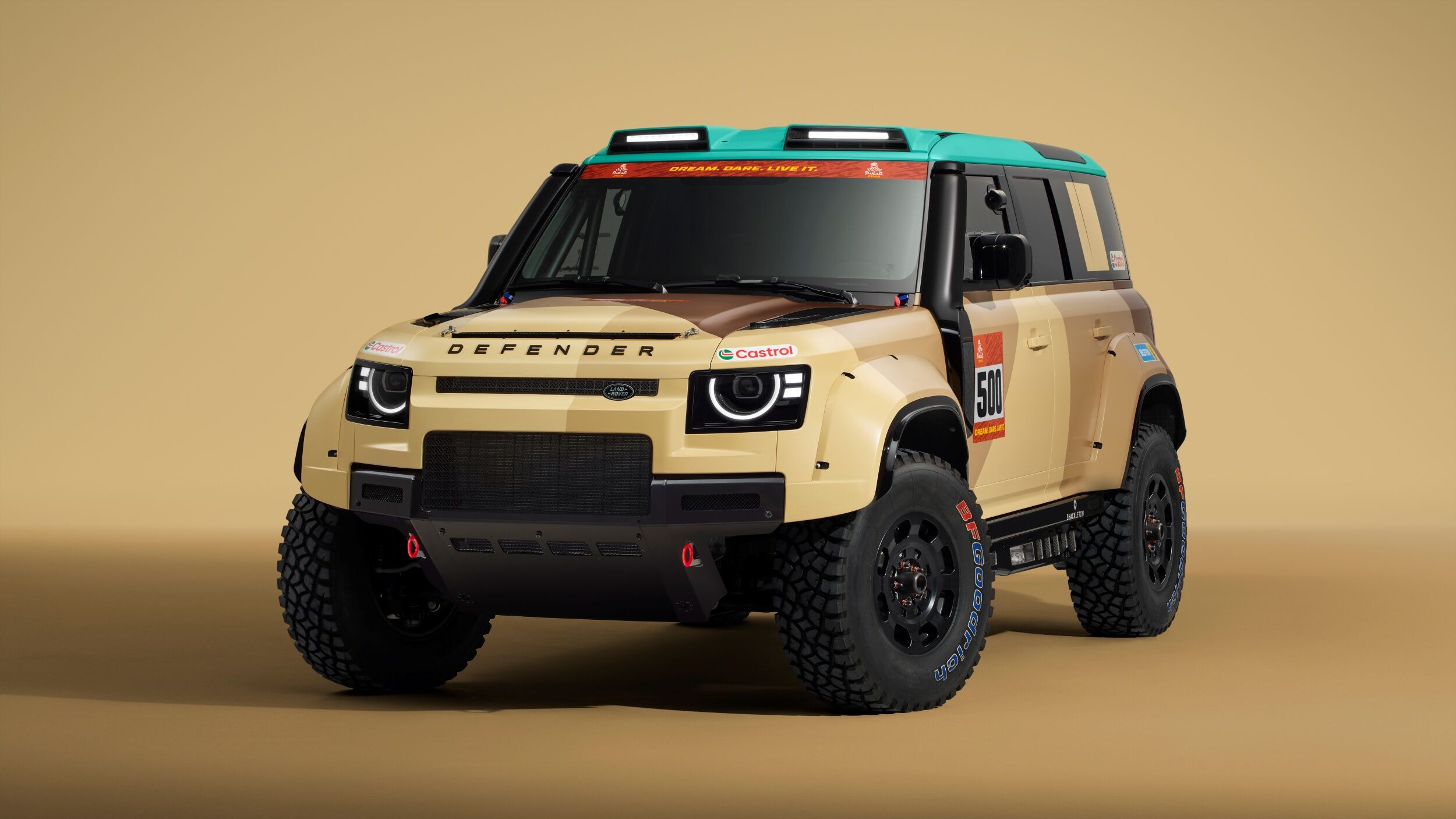 ▲Defender Dakar D7X-R現身暖場！明年參加達卡拉力賽。（圖／翻攝自Defender）