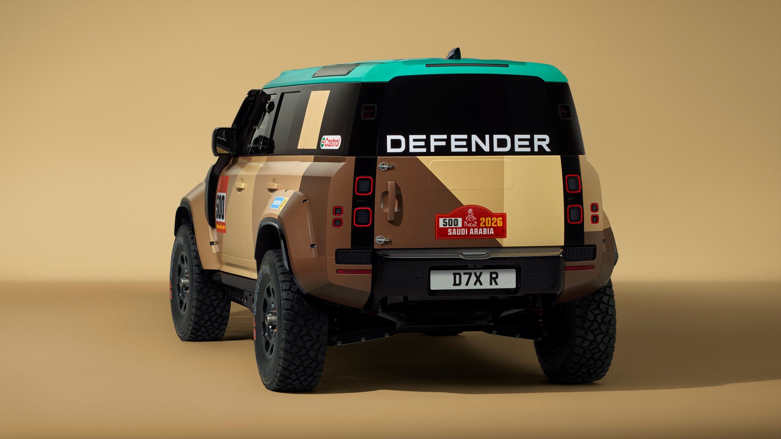 ▲Defender Dakar D7X-R現身暖場！明年參加達卡拉力賽。（圖／翻攝自Defender）