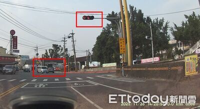 阿里山公路差點連環撞！廂型車駕駛「紅燈過5秒還硬闖」太扯