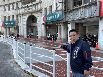 人行道畫停車格「議員自豪比讚」！Cheap嘆：成功變出路權悲劇