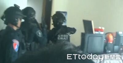 通訊行藏「詐欺水房+地下賭場」！百人遭詐2.6億　警攻堅畫面曝