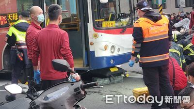 快訊/士林公車右轉碰撞行人! 「1男遭捲入車底」無呼吸心跳