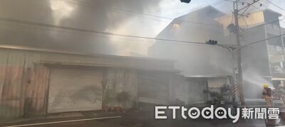 台南市安南區鐵皮倉庫火警！　30車65人搶救百坪燃燒幸無人傷