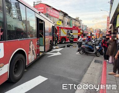 揪心悲劇！失智妻目擊卻不知夫被公車撞死　女兒接噩耗悲痛認屍
