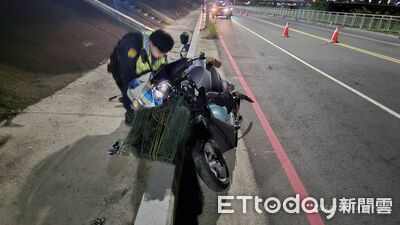 新北男抓螃蟹穿馬路返家　騎士「閃不及慘撞」1死1重傷