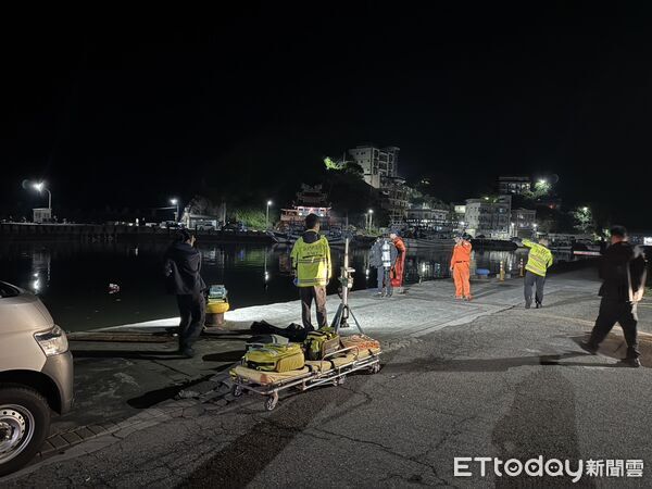 ▲台北女駕駛開賓士訪友，意外開進海裡，送醫宣告不治。（圖／記者郭世賢翻攝，下同）