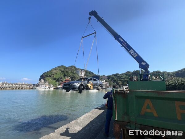 ▲台北女駕駛開賓士訪友，意外開進海裡，送醫宣告不治。（圖／記者郭世賢翻攝，下同）