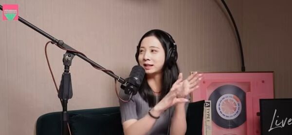 Fumi阿姨上藝人薔薔PODCAST節目《薔栗膠》。（翻攝自YT《薔栗膠》）