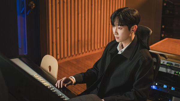 ▲▼ 振永《回到20歲》飾演娛樂公司的理事及天才製作人「丹尼爾」，振永《回到20歲》大展精實身材，《回到20歲》改編自同名經典電影在台播出。（圖／中天娛樂台提供）