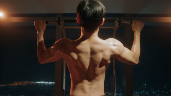 ▲振永《回到20歲》大展精實身材，《回到20歲》改編自同名經典電影在台播出。（圖／中天娛樂台提供）