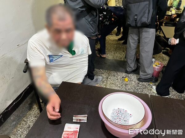 ▲▼賭客車禍斷手也要賭，更有人剛領普發1萬元就來賭場，警方查扣賭金150多萬元，警方共逮捕負責人及賭客10人             。（圖／記者陳以昇翻攝）