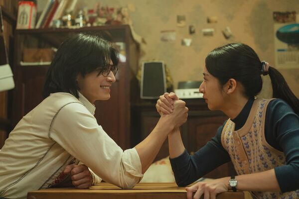 ▲宋柏緯和李沐在《那張照片裡的我們》再度合作，默契十足，比腕力的橋段打動不少人。（圖／瀚草文創GrX STUDIO提供）