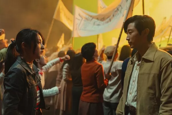 ▲宋柏緯和李沐在《那張照片裡的我們》再度合作，默契十足，比腕力的橋段打動不少人。（圖／瀚草文創GrX STUDIO提供）