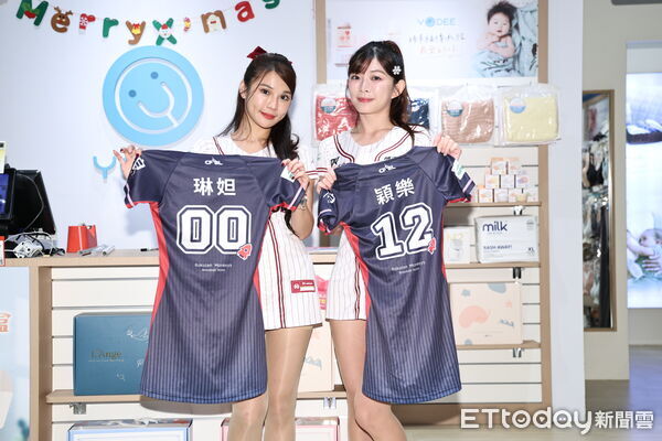 ▲▼ 忠義基金會公益球衣捐贈 啦啦隊女神穎樂與琳妲  。（圖／記者黃克翔攝）