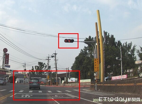 ▲▼阿里山公路驚悚畫面曝！紅燈5秒了還要闖。（圖／記者翁伊森翻攝）