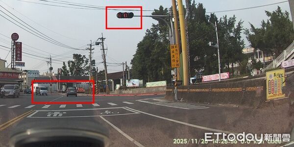 ▲▼阿里山公路驚悚畫面曝！紅燈5秒了還要闖。（圖／記者翁伊森翻攝）