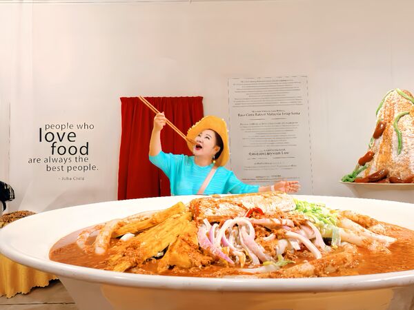 ▲白冰冰前往馬來西亞檳城的食物狂想館參觀。（圖／長興影視）