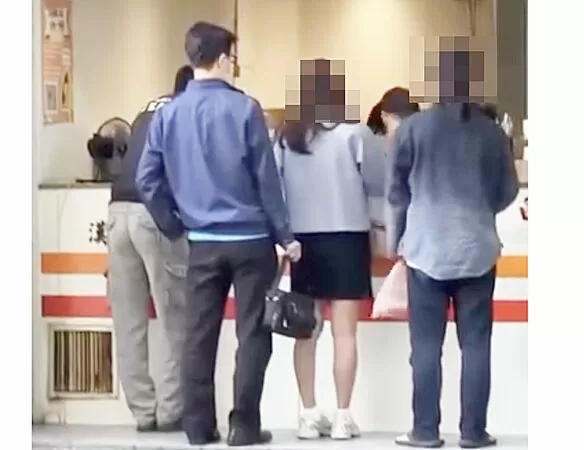 ▲有網友今天在臉書《內壢大小事》PO文，有偷拍狼出沒在中壢火車站周邊早餐店，隨機尋找目標偷拍女子裙底風光，圖為涉嫌偷拍男疑似以背包藏針孔偷拍畫面。（圖／翻攝自臉書《內壢大小事》）