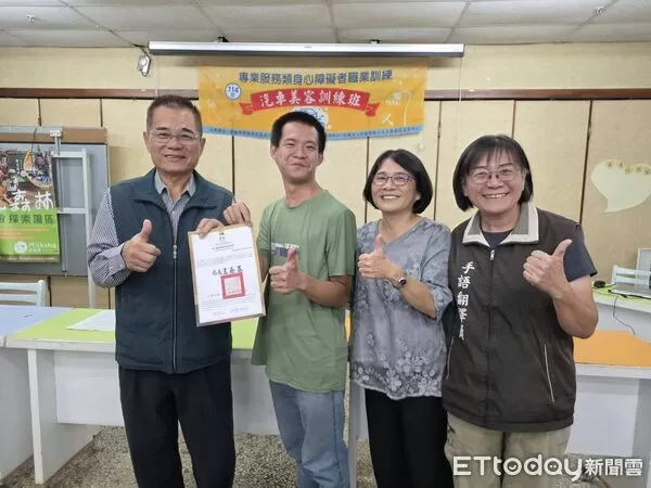 ▲汽車美容訓練班結訓典禮登場，15位學員展現4個月成果。（記者林東良翻攝，下同）