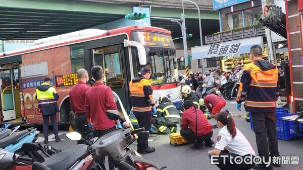 ▲▼台北市士林區中正路紅15R公車右轉時不慎，老翁當場遭撞並捲入車底。（圖／記者黃彥傑攝）