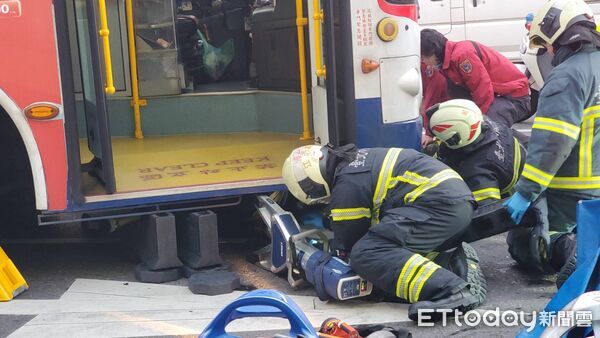 ▲▼台北市士林區中正路紅15R公車右轉時不慎，老翁當場遭撞並捲入車底。（圖／記者黃彥傑攝）
