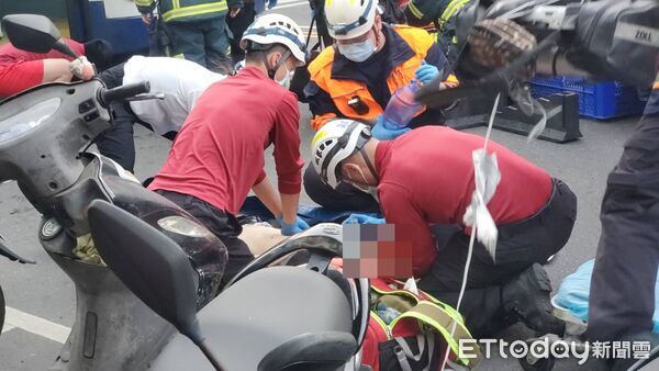 ▲▼台北市士林區中正路紅15R公車右轉時不慎，老翁當場遭撞並捲入車底。（圖／記者黃彥傑攝）